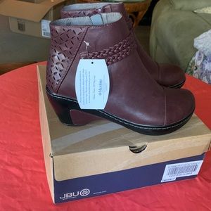 JBU Cabernet Burgundy Leather Side Zip Heeled Ankle Boots Size 9.5